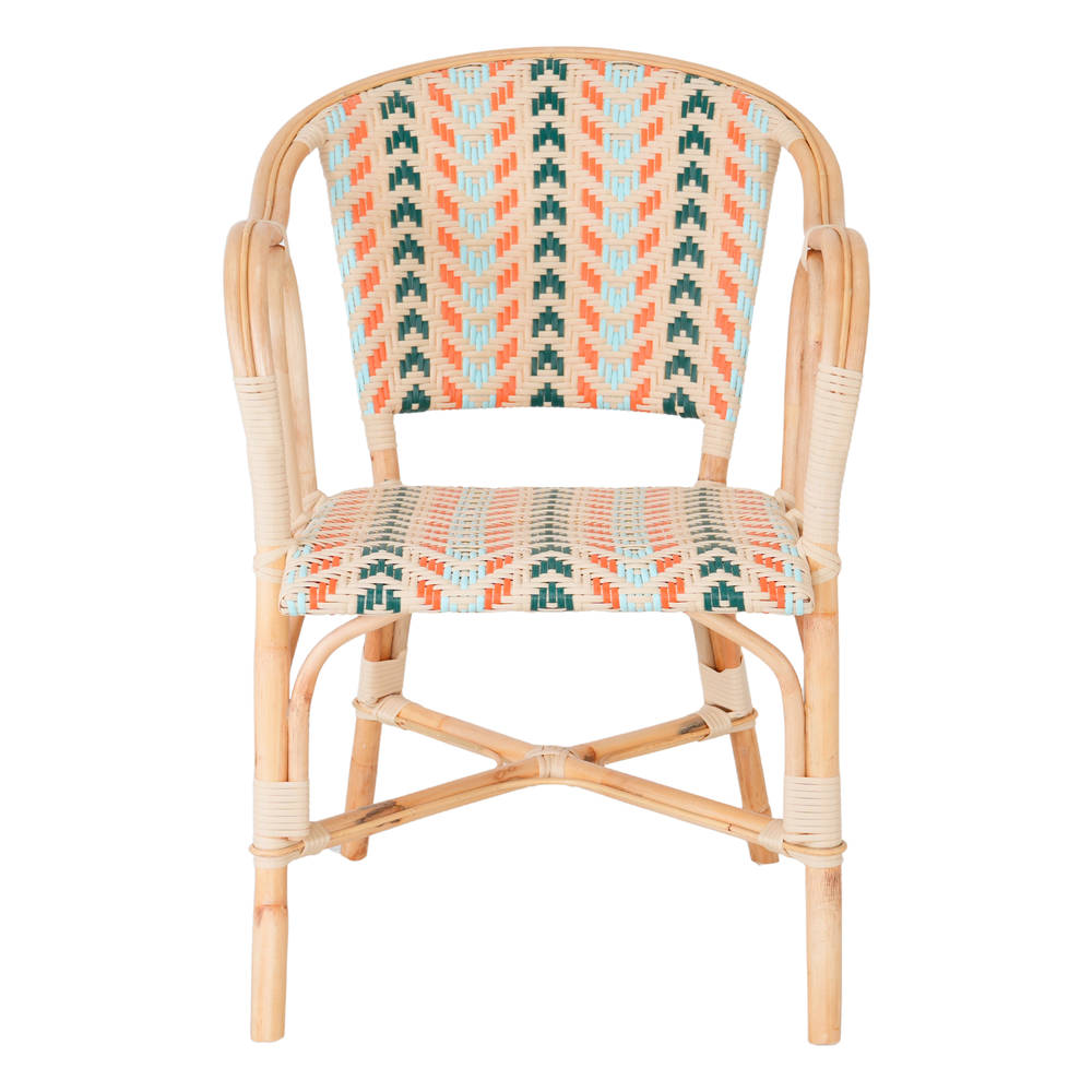 Silla de ratán sintético Salina, de estilo Bistro.
Estructura de ratán natural.
Asiento en médula de ratán sintético multicolor.
No apta para exterior. frontal